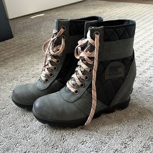 Sorel wedge boots excellent condition